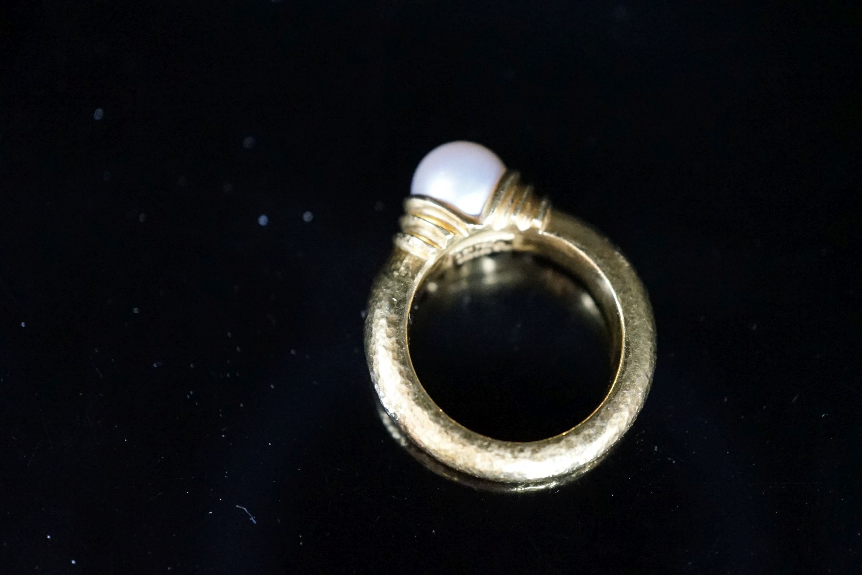 Attributed to Ilias Lalaounis, a planished 750 yellow metal set with a single cultured pearl, size N, gross 8.9 grams.